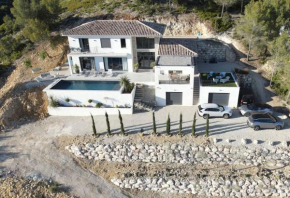 Belle contemporaine avec piscine proche d'Aix en Provence